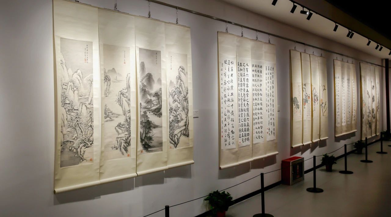 “永恒的温度——经典书画名作复制品展”和“不息的文脉——金陵耆贤书画展”在江苏艺术馆展出